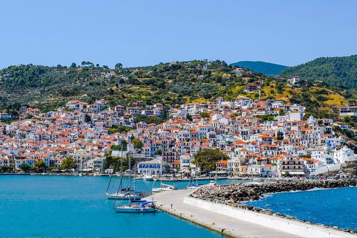De ce trebuie sa mergi in insula Skopelos din Grecia alaturi de parteneul sau partenera de cuplu