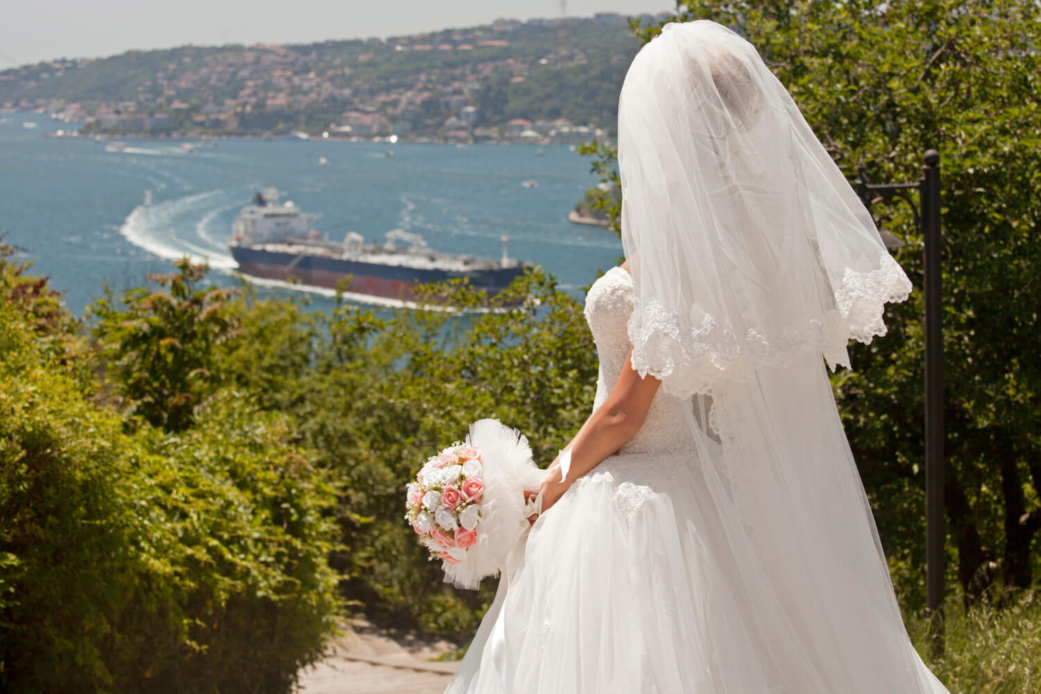 Importanta temei nuntii si a locatiei in alegerea unei rochii de mireasa