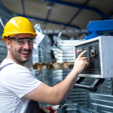 Cum influențează caracteristicile materialului alegerea sculelor pe CNC?