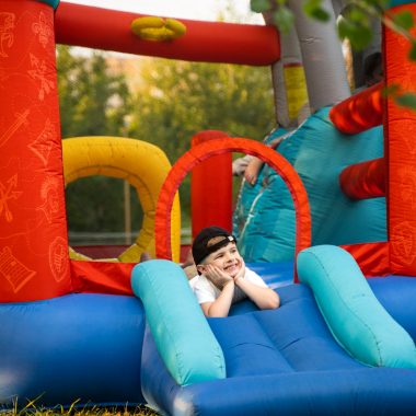 Cum pornesc un business de închiriere topogane gonflabile cu buget redus?